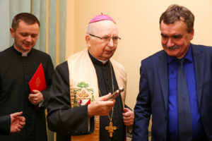 22.02.2015. Otwarcie Biura Poselskiego Bogdana Latosińskiego. Bp. Kazimierz Ryczan / Stanisław Blinstrub / Radio Kielce