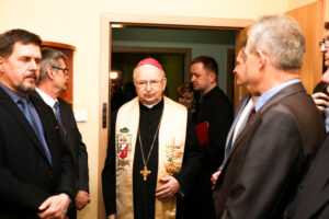 22.02.2015. Otwarcie Biura Poselskiego Bogdana Latosińskiego. Bp. Kazimierz Ryczan / Stanisław Blinstrub / Radio Kielce