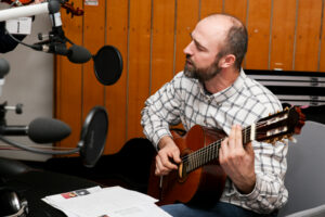 17.02.2016 W dobrym Tonie. Mini Koncert i wywiad z Arturem Biniekem oraz Kamilem Powrózkiem. / Stanisław Blinstrub / Radio Kielce