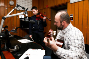 17.02.2016 W dobrym Tonie. Mini Koncert i wywiad z Arturem Biniekem oraz Kamilem Powrózkiem. / Stanisław Blinstrub / Radio Kielce