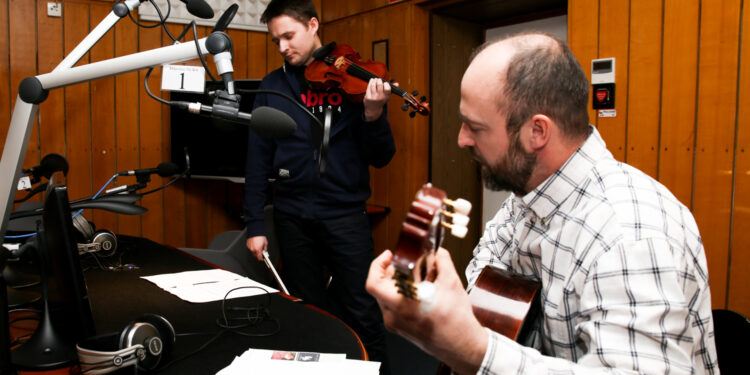 17.02.2016 W dobrym Tonie. Mini Koncert i wywiad z Arturem Biniekem oraz Kamilem Powrózkiem. / Stanisław Blinstrub / Radio Kielce