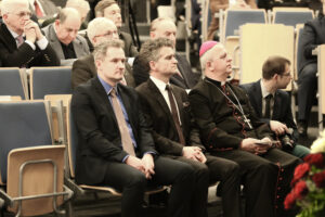 24.02.2016 Politechnika Świętokrzyska. Nadanie tytułu doktora honoris causa prof. Kazimierzowi Fladze. Dariusz Kozak, Krzystzof Słoń, bp. Jan Piotrowski / Stanisław Blinstrub / Radio Kielce