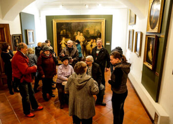 6.2.2016 Kielce. Zwiedzanie zbiorów Muzeum Narodowego przez osoby słabosłyszące i niedosłyszące. / Wojciech Habdas / Radio Kielce