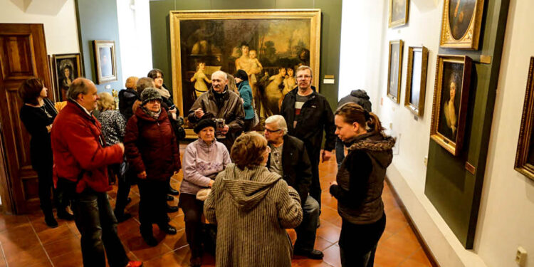 6.2.2016 Kielce. Zwiedzanie zbiorów Muzeum Narodowego przez osoby słabosłyszące i niedosłyszące. / Wojciech Habdas / Radio Kielce