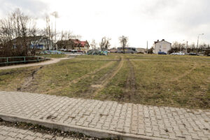 9.2.2016 Kielce. Rozjeżdżony trawnik przy Skateparku na Kadzielni. / Wojciech Habdas / Radio Kielce