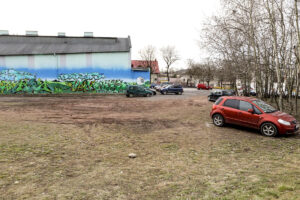 9.2.2016 Kielce. Rozjeżdżony trawnik przy Skateparku na Kadzielni. / Wojciech Habdas / Radio Kielce