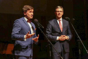 9.2.2016 Kielce. Gala wręczenia "Świętokrzyskich Victorii". Arkadiusz Bąk, przewodniczący sejmiku świętokrzyskiego i Adam Jarubas, marszałek województwa świętokrzyskiego. / Wojciech Habdas / Radio Kielce