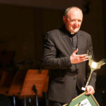 9.2.2016 Kielce. Gala wręczenia "Świętokrzyskich Victorii". Laureat w kategorii "Osobowość" ksiądz Jan Oleszko / Wojciech Habdas / Radio Kielce