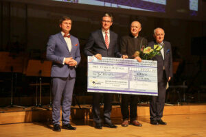 9.2.2016 Kielce. Gala wręczenia "Świętokrzyskich Victorii". Laureat w kategorii "Osobowość" ksiądz Jan Oleszko / Wojciech Habdas / Radio Kielce