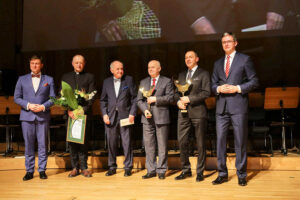 9.2.2016 Kielce. Gala wręczenia "Świętokrzyskich Victorii". Laureatami zostali: w kategorii "Przedsiębiorczość" Effector S.A, w kategorii "Osobowość" ksiądz Jan Oleszko, w kategorii "Samorządność" Gmina Morawica / Wojciech Habdas / Radio Kielce