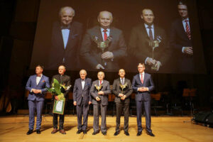 9.2.2016 Kielce. Gala wręczenia "Świętokrzyskich Victorii". Laureatami zostali: w kategorii "Przedsiębiorczość" Effector S.A, w kategorii "Osobowość" ksiądz Jan Oleszko, w kategorii "Samorządność" Gmina Morawica / Wojciech Habdas / Radio Kielce