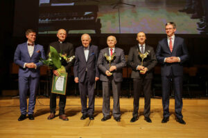 9.2.2016 Kielce. Gala wręczenia "Świętokrzyskich Victorii". Laureatami zostali: w kategorii "Przedsiębiorczość" Effector S.A, w kategorii "Osobowość" ksiądz Jan Oleszko, w kategorii "Samorządność" Gmina Morawica / Wojciech Habdas / Radio Kielce