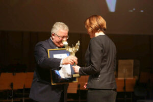 9.2.2016 Kielce. Gala wręczenia "Świętokrzyskich Victorii". Swoje wyróżnienia wręczył też poseł Czesław Siekierski. / Wojciech Habdas / Radio Kielce