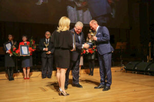 9.2.2016 Kielce. Gala wręczenia "Świętokrzyskich Victorii". Swoje wyróżnienia wręczył też poseł Czesław Siekierski. / Wojciech Habdas / Radio Kielce