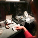 9.2.2016 Kielce. Wystawa "Dziewczyna z perłą" w Galerii Kostiumerii w KCK / Wojciech Habdas / Radio Kielce