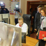 11.2.2016 Kielce. Europejski Dzień Numeru Alarmowego 112. Wojewoda Agata Wojtyszek spotkała się z pełniącymi dyżur pracownikami CPR / Wojciech Habdas / Radio Kielce