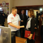 11.2.2016 Kielce. Europejski Dzień Numeru Alarmowego 112. Wojewoda Agata Wojtyszek spotkała się z pełniącymi dyżur pracownikami CPR / Wojciech Habdas / Radio Kielce