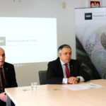 12.2.2016 Kielce. W NBP zaprezentowano nowy banknot o nominale 200zł. Po prawej dyrektor Oddziału okręgowego Narodowego Banku Polskiego w Kielcach - Grzegorz Kłaczkiewicz / Wojciech Habdas / Radio Kielce