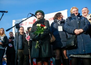 28.02.2016 Gdańsk, Danuta Wałęsa podczas manifestacji KOD. / Rafał Malko / Agencja Gazeta