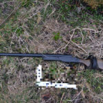 11.03.2016 Radoszyce broń i bimber zarekwirowali policjanci u mieszkańca gminy Radoszyce. / KWP Kielce