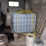 11.03.2016 Radoszyce broń i bimber zarekwirowali policjanci u mieszkańca gminy Radoszyce. / KWP Kielce