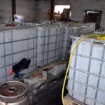 11.03.2016 Radoszyce broń i bimber zarekwirowali policjanci u mieszkańca gminy Radoszyce. / KWP Kielce