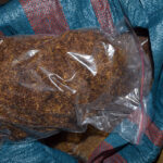 11.03.2016 Radoszyce broń i bimber zarekwirowali policjanci u mieszkańca gminy Radoszyce. / KWP Kielce