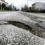 11.03.2016 Kielce. Dziury w jezdni. Ulica Poleska. / Jarosław Kubalski / Radio Kielce