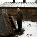 15.03.2016 Podwole. Stanisław Sołtysiak nie ma w domu bieżącej wody. Mieszka w budynku PKP. Wyschła studnia. / Jarosław Kubalski / Radio Kielce