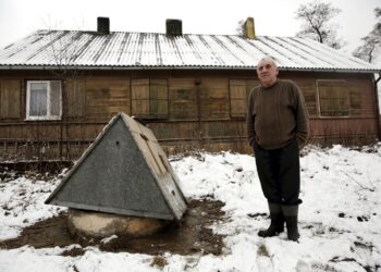 15.03.2016 Podwole. Stanisław Sołtysiak nie ma w domu bieżącej wody. Mieszka w budynku PKP. Wyschła studnia. / Jarosław Kubalski / Radio Kielce