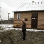 15.03.2016 Podwole. Stanisław Sołtysiak nie ma w domu bieżącej wody. Mieszka w budynku PKP. / Jarosław Kubalski / Radio Kielce