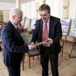 16.03.2016 Kielce. Konferencja w Urzędzie Miasta na temat koncepcji budowy nowych bloków KTBS przy ulicy Puscha. Prezes Biura Projektów Budownictwa Jarosław Mucha odbiera nagrodę za projekt. / Jarosław Kubalski / Radio Kielce