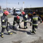 17.03.2016 Kielce. Kolizja na skrzyżowaniu Solidarności i Tysiąclecia. Strażacy oczyszczają jezdnię. / Jarosław Kubalski / Radio Kielce