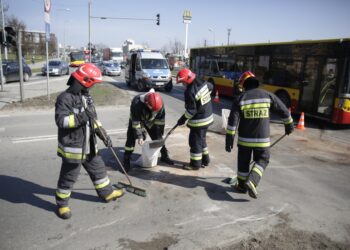 17.03.2016 Kielce. Kolizja na skrzyżowaniu Solidarności i Tysiąclecia. Strażacy oczyszczają jezdnię. / Jarosław Kubalski / Radio Kielce