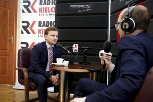 18.03.2016 Kielce. Wiceminister rodziny, pracy i polityki społecznej Bartosz Marczuk podczas rozmowy z Bartłomiejem Zapałą na temat programu 500 Plus. / Jarosław Kubalski / Radio Kielce