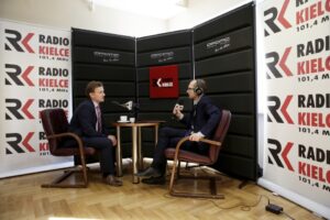 18.03.2016 Kielce. Wiceminister rodziny, pracy i polityki społecznej Bartosz Marczuk podczas rozmowy z Bartłomiejem Zapałą na temat programu 500 Plus. / Jarosław Kubalski / Radio Kielce