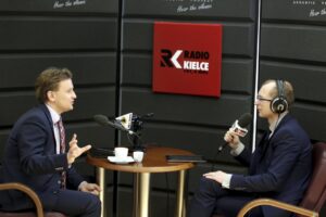 18.03.2016 Kielce. Wiceminister rodziny, pracy i polityki społecznej Bartosz Marczuk podczas rozmowy z Bartłomiejem Zapałą na temat programu 500 Plus. / Jarosław Kubalski / Radio Kielce