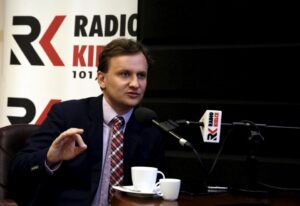 18.03.2016 Kielce. Wiceminister rodziny, pracy i polityki społecznej Bartosz Marczuk podczas rozmowy z Bartłomiejem Zapałą na temat programu 500 Plus. / Jarosław Kubalski / Radio Kielce