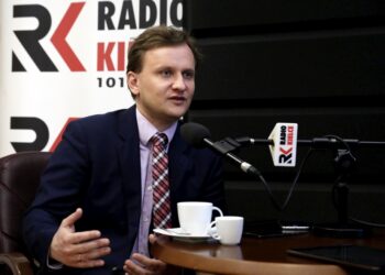 18.03.2016 Kielce. Wiceminister rodziny, pracy i polityki społecznej Bartosz Marczuk podczas rozmowy z Bartłomiejem Zapałą na temat programu 500 Plus. / Jarosław Kubalski / Radio Kielce