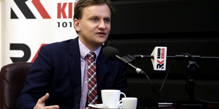 18.03.2016 Kielce. Wiceminister rodziny, pracy i polityki społecznej Bartosz Marczuk podczas rozmowy z Bartłomiejem Zapałą na temat programu 500 Plus. / Jarosław Kubalski / Radio Kielce