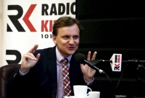 18.03.2016 Kielce. Wiceminister rodziny, pracy i polityki społecznej Bartosz Marczuk podczas rozmowy z Bartłomiejem Zapałą na temat programu 500 Plus. / Jarosław Kubalski / Radio Kielce