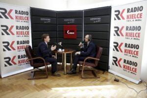 18.03.2016 Kielce. Wiceminister rodziny, pracy i polityki społecznej Bartosz Marczuk podczas rozmowy z Bartłomiejem Zapałą na temat programu 500 Plus. / Jarosław Kubalski / Radio Kielce