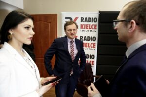 18.03.2016 Kielce. Wiceminister rodziny, pracy i polityki społecznej Bartosz Marczuk podczas rozmowy z Bartłomiejem Zapałą na temat programu 500 Plus. / Jarosław Kubalski / Radio Kielce