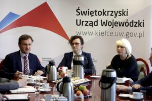 18.03.2016 Kielce. Wiceminister rodziny, pracy i polityki społecznej Bartosz Marczuk podczas spotkania z samorządowcami w sprawie programu 500 Plus. / Jarosław Kubalski / Radio Kielce