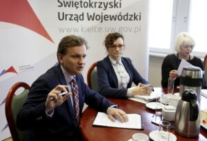 18.03.2016 Kielce. Wiceminister rodziny, pracy i polityki społecznej Bartosz Marczuk podczas spotkania z samorządowcami w sprawie programu 500 Plus. / Jarosław Kubalski / Radio Kielce