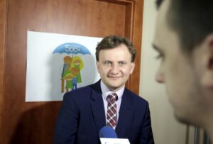 18.03.2016 Kielce. Wiceminister rodziny, pracy i polityki społecznej Bartosz Marczuk podczas konferencji prasowej na temat programu 500 Plus. / Jarosław Kubalski / Radio Kielce