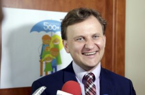 18.03.2016 Kielce. Wiceminister rodziny, pracy i polityki społecznej Bartosz Marczuk podczas konferencji prasowej na temat programu 500 Plus. / Jarosław Kubalski / Radio Kielce