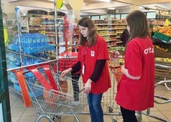 05.03.2016 Kielce. Caritas. Zbiórka żywności w sklepach / Robert Felczak / Radio Kielce