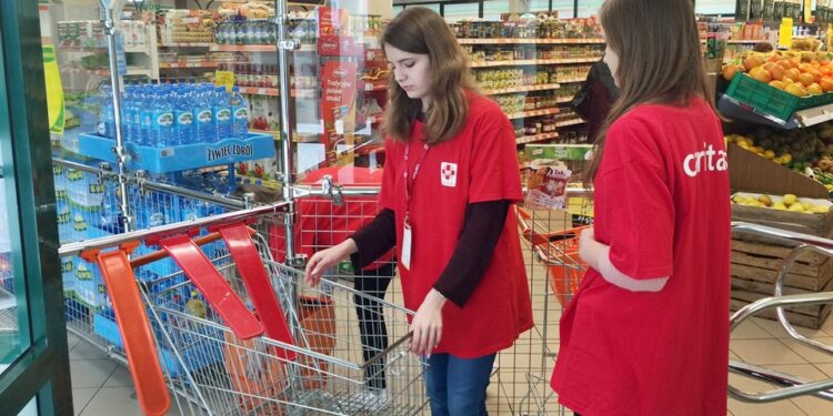 05.03.2016 Kielce. Caritas. Zbiórka żywności w sklepach / Robert Felczak / Radio Kielce