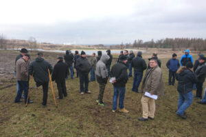 13.3.2016 Gacki. Mieszkańcy wsi Gacki koło Pińczowa protestują przeciwko planom prywatnego inwestora, który chce na jednej z plaż tamtejszego zbiornika wodnego organizować dyskoteki i koncerty. / Krzysztof Żołądek / Radio Kielce